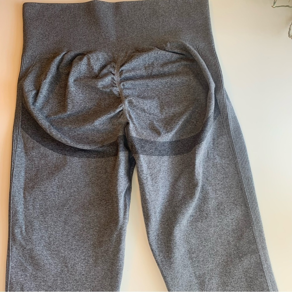 Stylish Gray High-Waisted Leggings - Picture 4 of 6